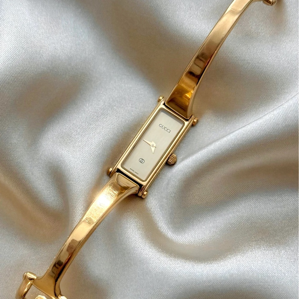 AUTHENTIC VINTAGE GUCCI DAINTY GOLD WATCH - WITH BOX - Picture 1 of 8